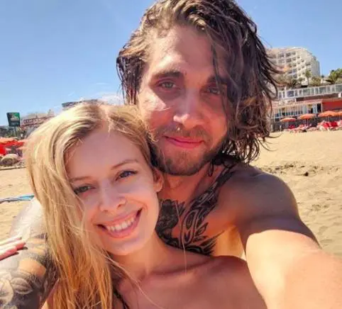 Kai and Julia together, in the photograph accompanying their reunion story